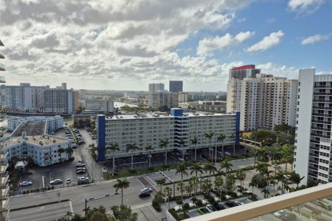 Купить кондоминиум в Халландейл-Бич, Флорида 2 спальни, 126.16м2, № 2065302 - фото 9