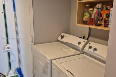 Купить кондоминиум в Халландейл-Бич, Флорида 2 спальни, 126.16м2, № 2065302 - фото 17