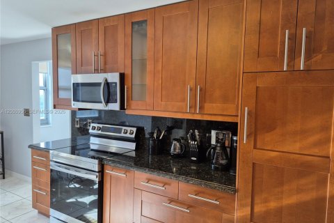 Купить кондоминиум в Халландейл-Бич, Флорида 2 спальни, 126.16м2, № 2065302 - фото 19