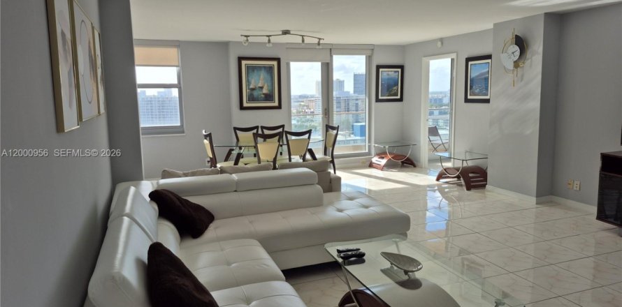 Кондоминиум с 2 спальнями в Халландейл-Бич, Флорида № 2065302