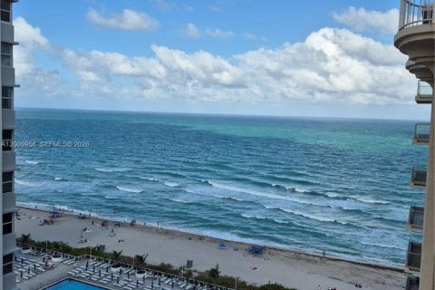 Купить кондоминиум в Халландейл-Бич, Флорида 2 спальни, 126.16м2, № 2065302 - фото 14