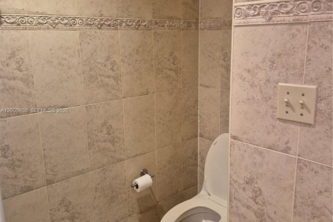 Купить кондоминиум в Халландейл-Бич, Флорида 2 спальни, 126.16м2, № 2065302 - фото 22