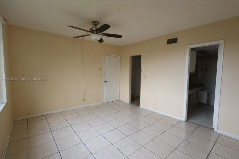 Condo in Sunrise, Florida, 2 bedrooms № 2007273 - photo 13