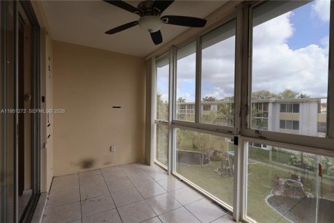 Condo in Sunrise, Florida, 2 bedrooms № 2007273 - photo 12