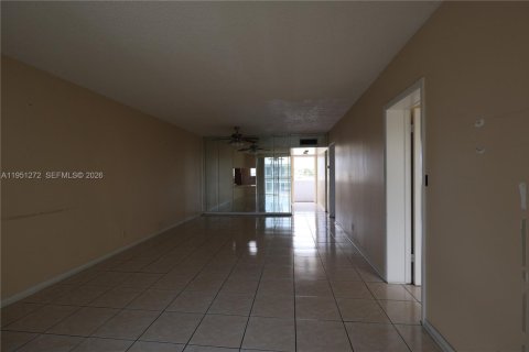 Condo in Sunrise, Florida, 2 bedrooms № 2007273 - photo 9