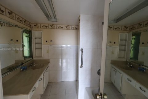 Condo in Sunrise, Florida, 2 bedrooms № 2007273 - photo 15