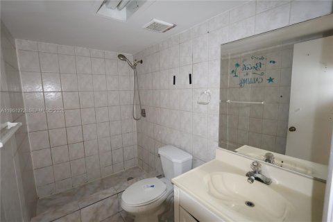 Condo in Sunrise, Florida, 2 bedrooms № 2007273 - photo 17
