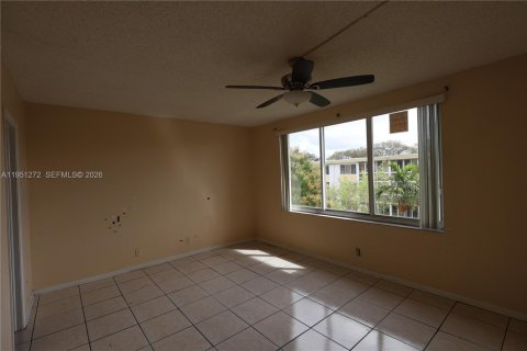Condo in Sunrise, Florida, 2 bedrooms № 2007273 - photo 14