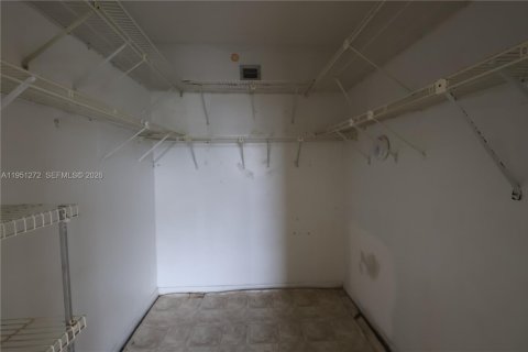 Condo in Sunrise, Florida, 2 bedrooms № 2007273 - photo 16