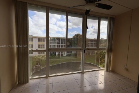 Condo in Sunrise, Florida, 2 bedrooms № 2007273 - photo 11