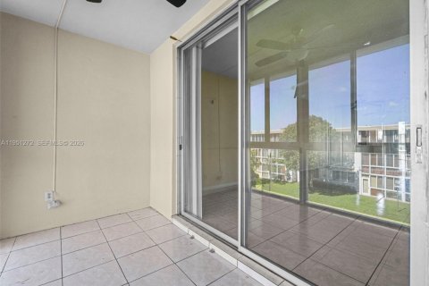 Condo in Sunrise, Florida, 2 bedrooms № 2007273 - photo 23