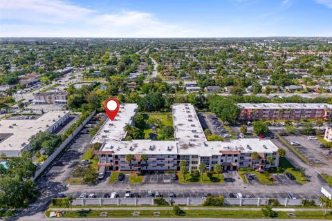 Condo in Sunrise, Florida, 2 bedrooms № 2007273 - photo 22