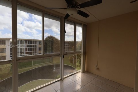 Condo in Sunrise, Florida, 2 bedrooms № 2007273 - photo 10