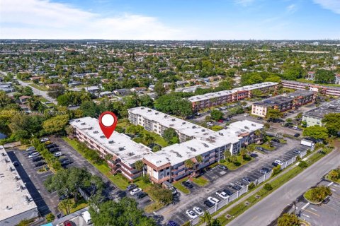 Condo in Sunrise, Florida, 2 bedrooms № 2007273 - photo 21