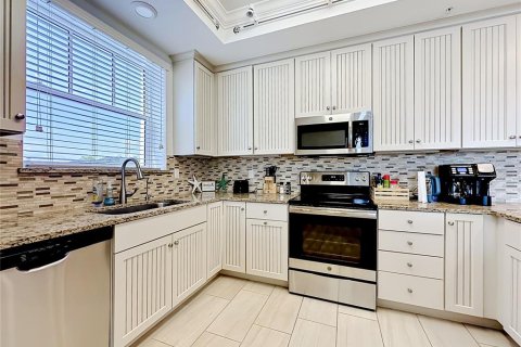 Condo in New Smyrna Beach, Florida, 3 bedrooms  № 2231975 - photo 13