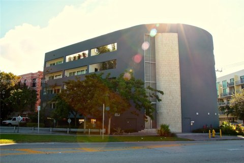 Condominio en alquiler en Miami, Florida, 99.03 m2 № 1992023 - foto 1