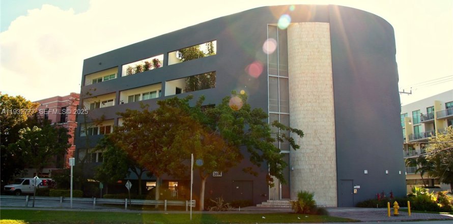 Estudio en el Condominio en Miami, Florida  № 1992023