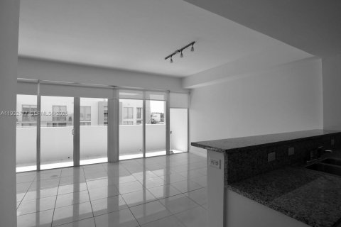 Condominio en alquiler en Miami, Florida, 99.03 m2 № 1992023 - foto 2