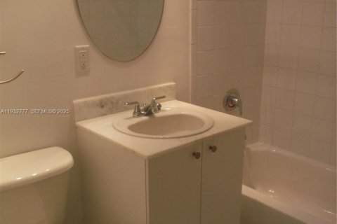 Condominio en alquiler en Miami, Florida, 99.03 m2 № 1992023 - foto 19