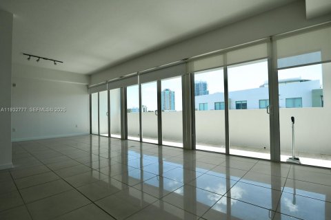 Condominio en alquiler en Miami, Florida, 99.03 m2 № 1992023 - foto 4