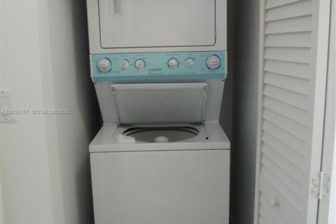 Condominio en alquiler en Miami, Florida, 99.03 m2 № 1992023 - foto 22