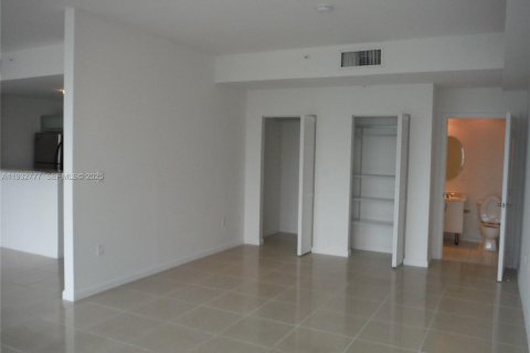 Condominio en alquiler en Miami, Florida, 99.03 m2 № 1992023 - foto 13