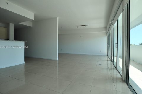 Condominio en alquiler en Miami, Florida, 99.03 m2 № 1992023 - foto 8