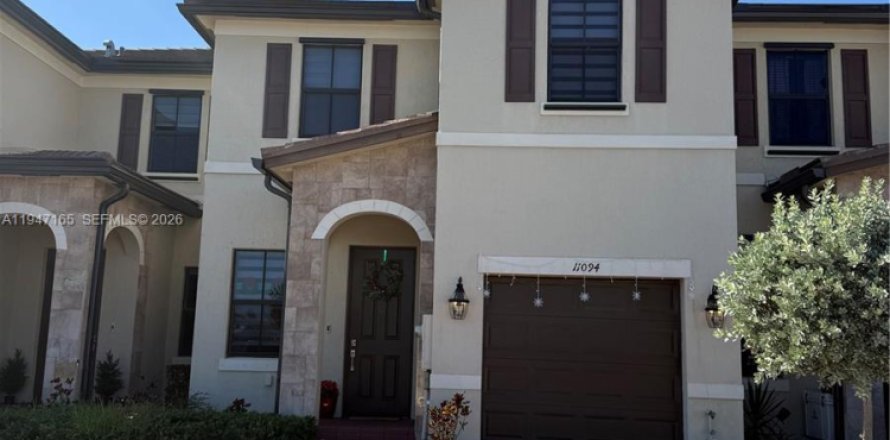 Townhouse in Hialeah, Florida 4 bedrooms, 177.81 sq.m. № 2003904