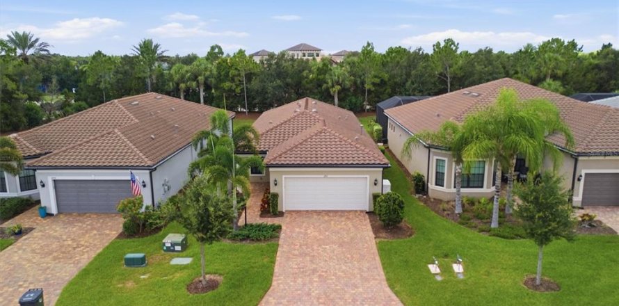 House in Bradenton, Florida 2 bedrooms, 157.47 sq.m. № 2227126