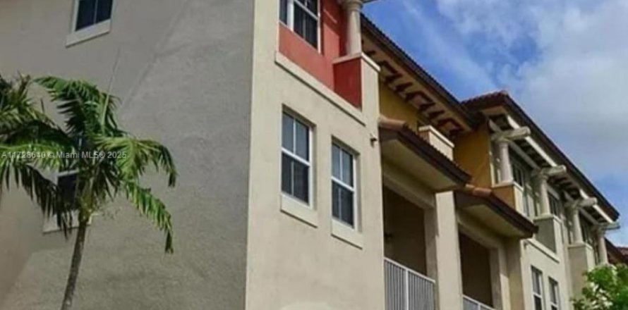 Кондоминиум с 3 спальнями в Дорал, Флорида № 1984991