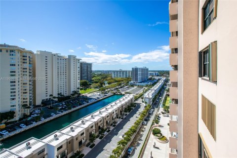 Condo in Miami, Florida, 2 bedrooms  № 2027696 - photo 4