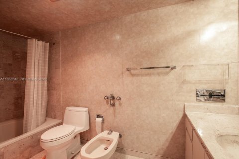 Condo in Miami, Florida, 2 bedrooms  № 2027696 - photo 14