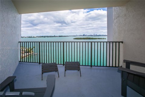 Condo in Miami, Florida, 2 bedrooms  № 2027696 - photo 26