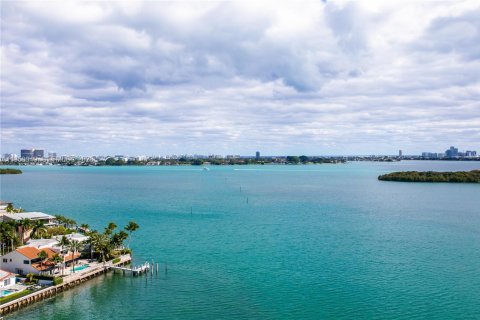 Condo in Miami, Florida, 2 bedrooms  № 2027696 - photo 20