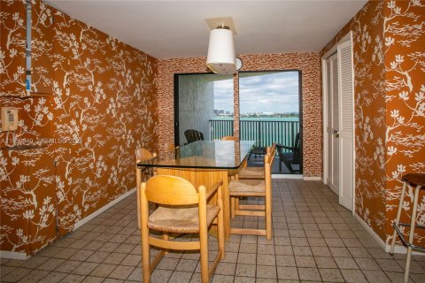 Condo in Miami, Florida, 2 bedrooms  № 2027696 - photo 19