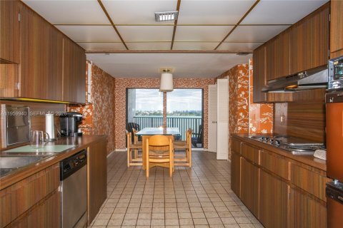 Condo in Miami, Florida, 2 bedrooms  № 2027696 - photo 16