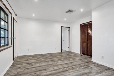 House in Hollywood, Florida 3 bedrooms, 138.98 sq.m. № 2051017 - photo 16