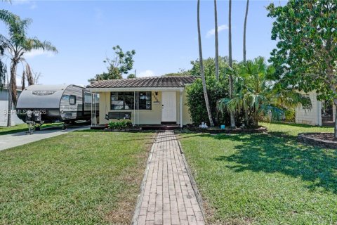 House in Hollywood, Florida 3 bedrooms, 138.98 sq.m. № 2051017