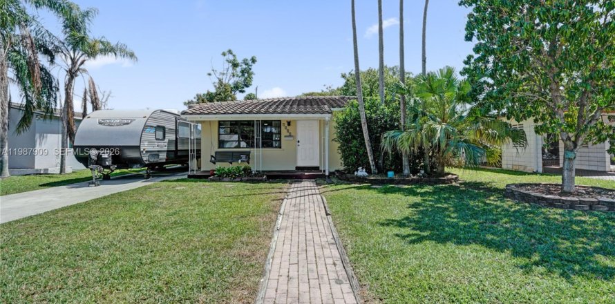 House in Hollywood, Florida 3 bedrooms, 138.98 sq.m. № 2051017