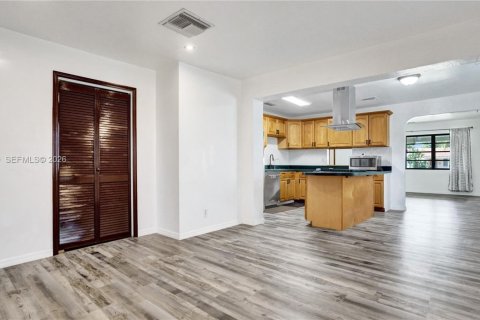 House in Hollywood, Florida 3 bedrooms, 138.98 sq.m. № 2051017 - photo 19