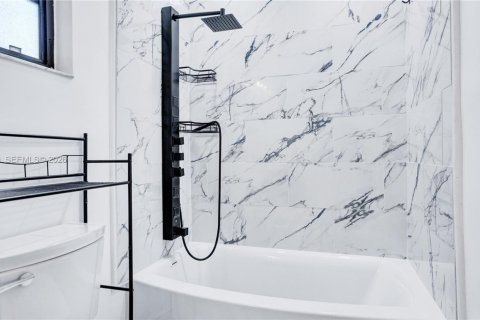 House in Hollywood, Florida 3 bedrooms, 138.98 sq.m. № 2051017 - photo 25