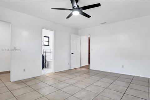 House in Hollywood, Florida 3 bedrooms, 138.98 sq.m. № 2051017 - photo 22