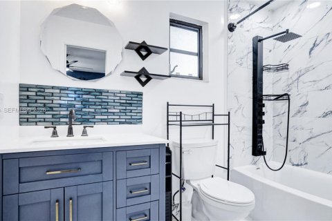 House in Hollywood, Florida 3 bedrooms, 138.98 sq.m. № 2051017 - photo 2