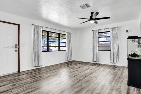 House in Hollywood, Florida 3 bedrooms, 138.98 sq.m. № 2051017 - photo 7