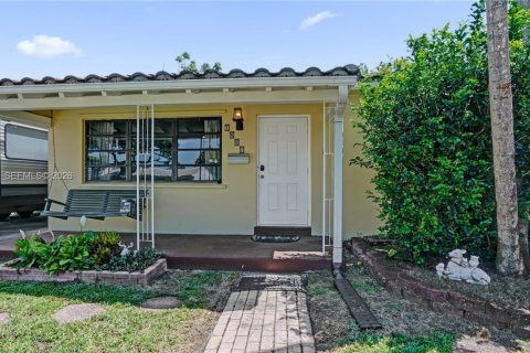 House in Hollywood, Florida 3 bedrooms, 138.98 sq.m. № 2051017 - photo 5