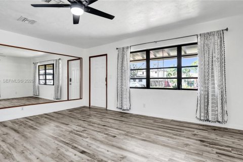 House in Hollywood, Florida 3 bedrooms, 138.98 sq.m. № 2051017 - photo 9