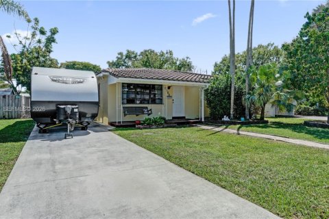 House in Hollywood, Florida 3 bedrooms, 138.98 sq.m. № 2051017 - photo 4