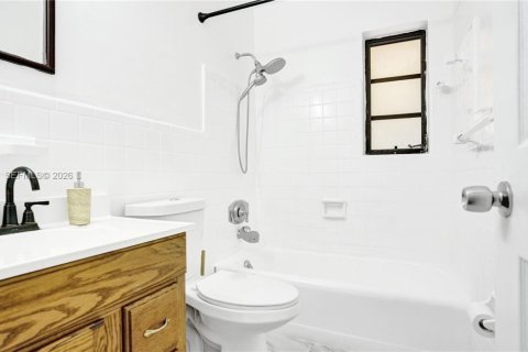 House in Hollywood, Florida 3 bedrooms, 138.98 sq.m. № 2051017 - photo 30