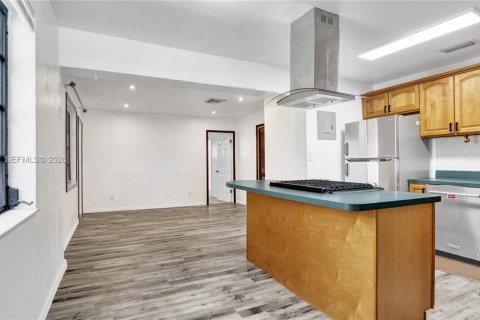 House in Hollywood, Florida 3 bedrooms, 138.98 sq.m. № 2051017 - photo 10