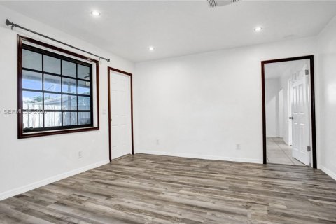 House in Hollywood, Florida 3 bedrooms, 138.98 sq.m. № 2051017 - photo 17